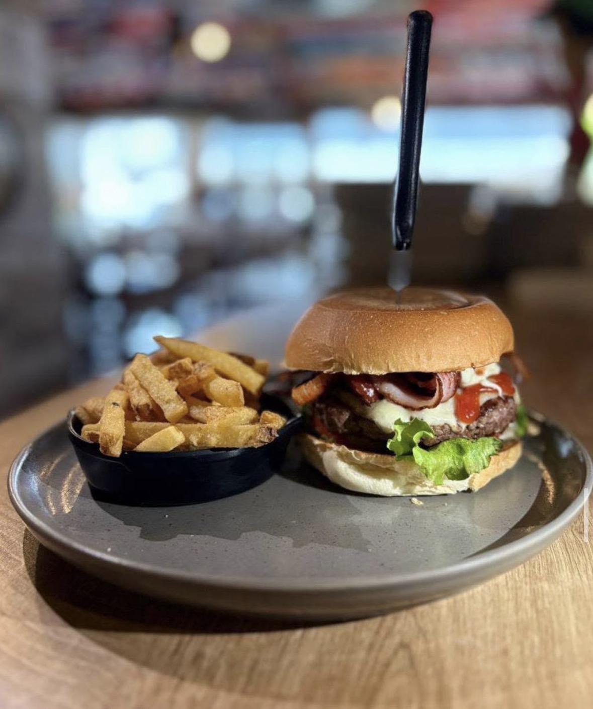 Hamburger con cheddar e bacon
