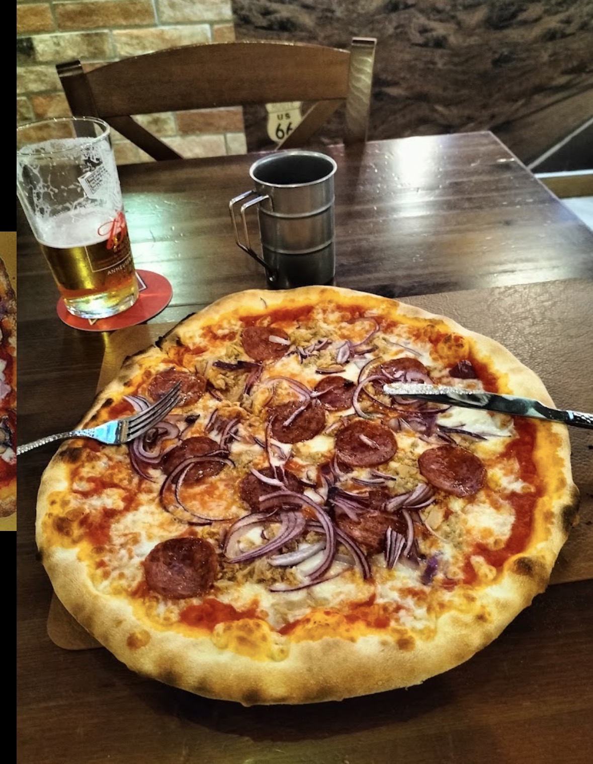 Pizza con salame e cipolle
