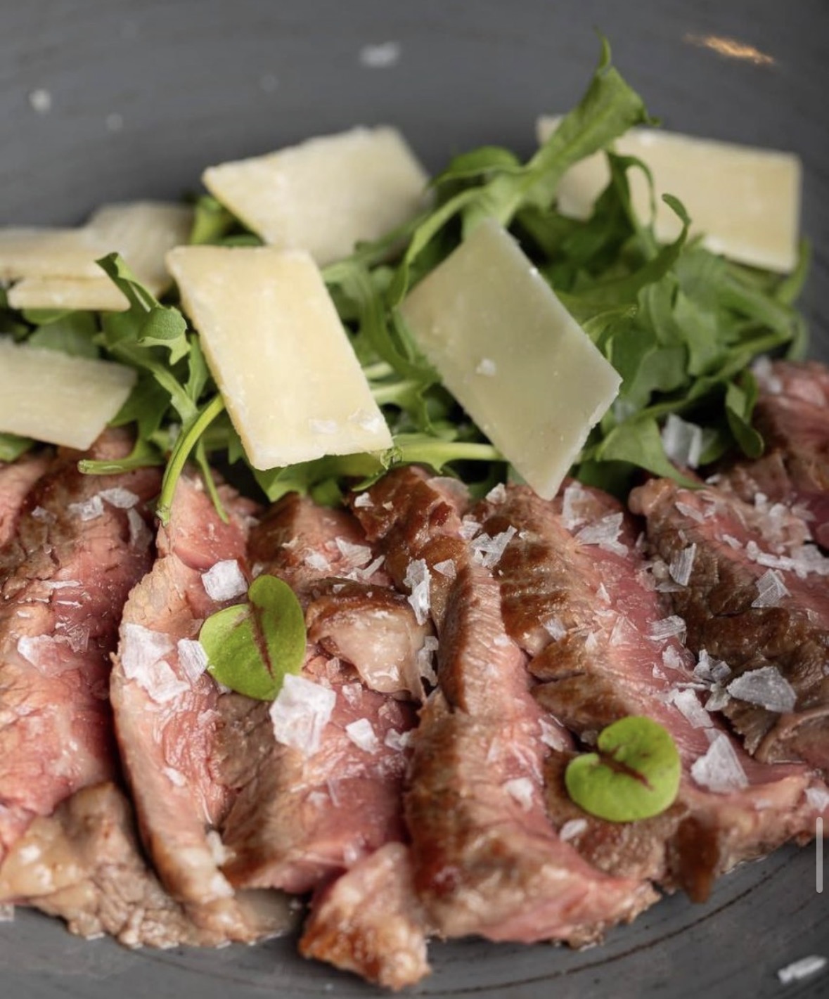 Tagliata di Angus con rucola e grana